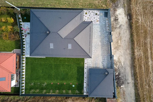 Letecký pohled na obytný dům s dvorkem v příměstské venkovské oblasti — Stock fotografie