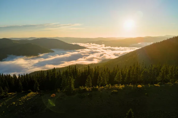 Vista aérea de las tiendas de campaña turísticas en el campamento de montaña en la noche soleada brillante. Turismo activo y concepto de senderismo — Foto de Stock