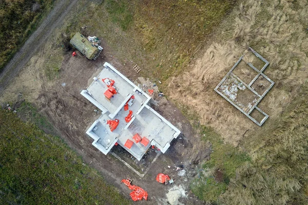 Vista aérea do quadro inacabado da fundação da casa privada em construção — Fotografia de Stock