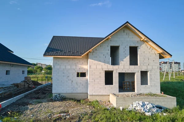 Вид на незавершений будинок з газобетонними легкими бетонними стінами та дерев'яною рамою даху, покритою металевою плиткою, що будується — стокове фото
