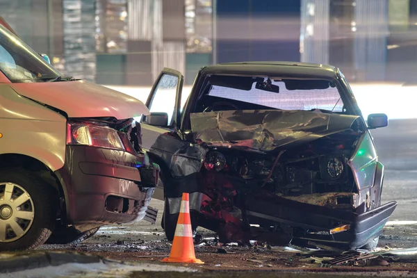 Auto 's crashten zwaar bij een verkeersongeval na een aanrijding op straat' s nachts. Verkeersveiligheid en verzekeringsconcept — Stockfoto