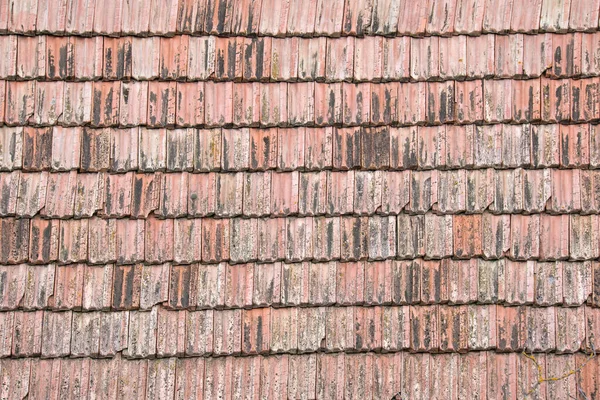 Superfície de close-up de telhas cerâmicas desgastadas antigas que cobrem telhado de edifício — Fotografia de Stock