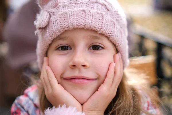 Portret van een schattig klein meisje met roze hoed — Stockfoto