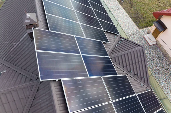 Tetto domestico privato coperto con pannelli fotovoltaici solari per la generazione di energia elettrica ecologica pulita nella zona rurale periferica della città. Concetto di casa autonoma — Foto Stock