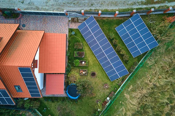 Pannelli fotovoltaici solari montati su telaio stand-alone su terreno interno per la generazione di energia elettrica ecologica pulita. Concetto di casa autonoma — Foto Stock