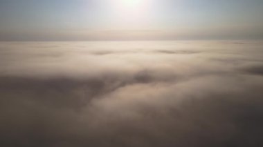 Yükseklerdeki uçak penceresinden hava manzarası. Akşamki yağmurdan önce oluşan yoğun kabarık kümülüs bulutları.