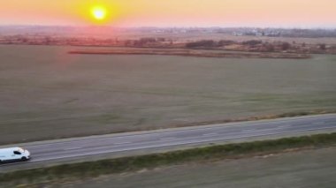 Kargo aracının otobanda mal taşırken hava görüntüsü. Teslimat ulaşım ve lojistik kavramı
