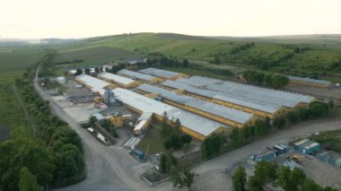 Yeşil tarlalar arasındaki sığır çiftliği binalarının havadan görünüşü