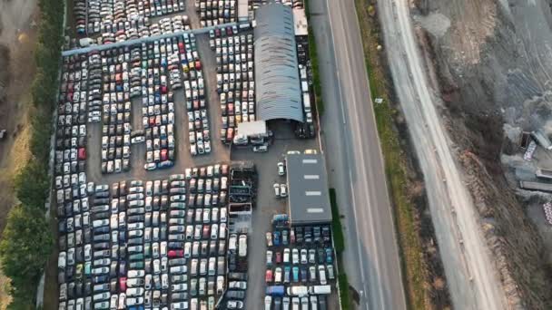 Vista aérea del gran estacionamiento de chatarra con filas de coches rotos descartados. Reciclaje de vehículos antiguos — Vídeo de stock