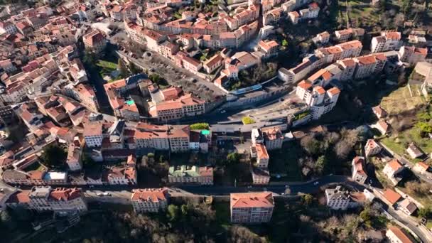 法国奥弗涅-罗内-阿尔卑斯地区佩德多姆省Thiers镇稠密历史中心的空中景观。旧建筑物的屋顶和狭窄的街道 — 图库视频影像