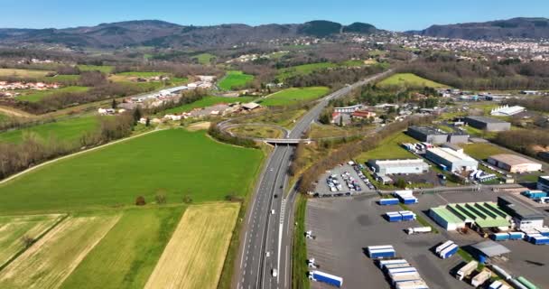 Vista aérea de almacenes de mercancías y centro logístico en zona industrial de la ciudad desde arriba — Vídeos de Stock