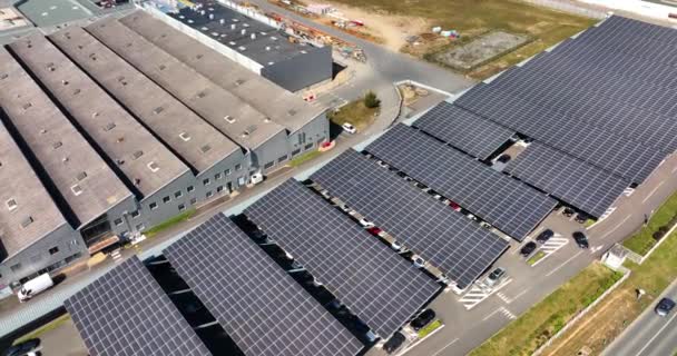 Vista aerea dei pannelli solari installati sopra il parcheggio con auto parcheggiate per una generazione efficace di energia pulita — Video Stock