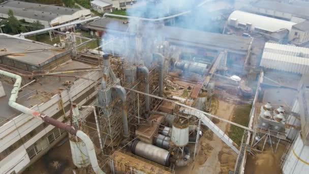 Luchtfoto van een houtverwerkende fabriek met schoorsteen van een vervuilend productieproces in een fabriek — Stockvideo