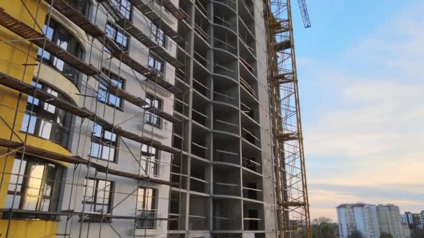 Turmhebekran und hohes Wohnhaus mit monolithischem Gestell im Bau. Immobilienentwicklung — Stockvideo