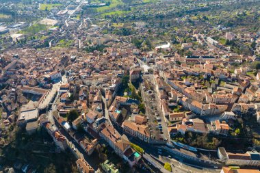 Fransa 'nın Auvergne-Rhone-Alpes bölgesindeki Puy-de-Dome departmanındaki Thiers kasabasının yoğun tarihi manzarası. Eski binaların çatıları ve dar sokaklar
