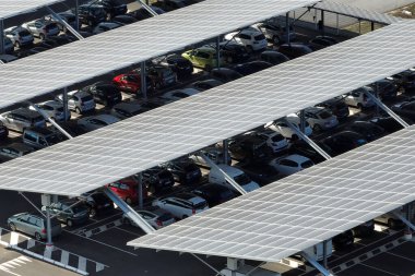 Otoparkın üzerine temiz enerjinin etkin üretimi için park etmiş arabaların güneş panelleri yerleştirildi.
