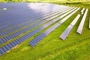 Yeşil alandaki güneş enerjisi santralinin havadan görüntüsü. Temiz ekolojik enerji üretmek için elektrik panelleri