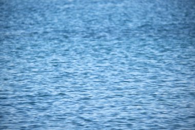 Küçük dalgalı mavi deniz suyunun yakın deniz yüzeyi