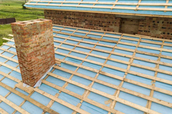Vista aérea de una casa de ladrillo con marco de techo de madera en construcción — Foto de Stock