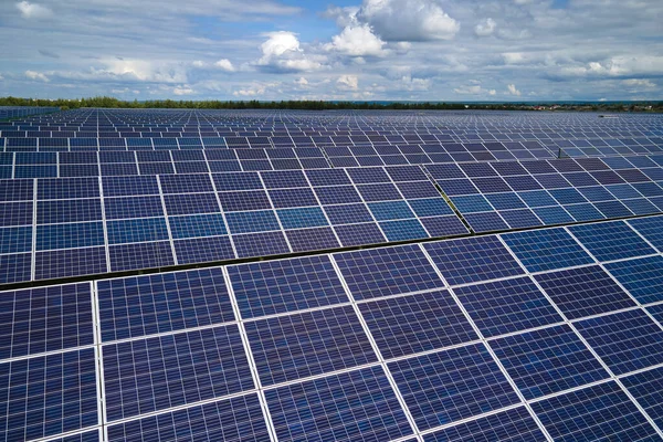 Temiz elektrik enerjisi üretmek için birçok sıra güneş fotovoltaik paneli bulunan sürdürülebilir büyük elektrik santralinin havadan görünüşü. Sıfır emisyon kavramı ile yenilenebilir elektrik