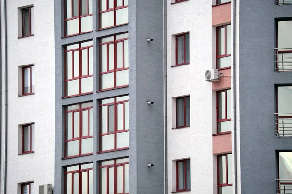 Architektoniczne detale nowoczesnego wysokiego budynku apartamentowego fasady z wieloma oknami i balkonami — Zdjęcie stockowe
