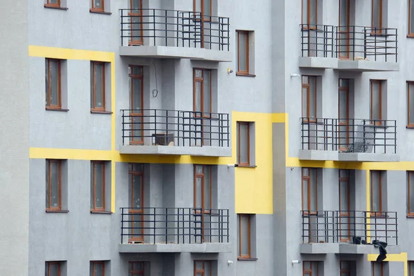 Architektoniczne detale nowoczesnego wysokiego budynku apartamentowego fasady z wieloma oknami i balkonami — Zdjęcie stockowe