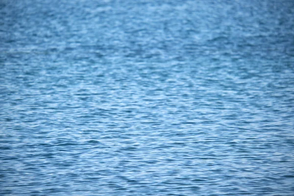 Primer plano de la superficie del paisaje marino de agua de mar azul con pequeñas olas onduladas — Foto de Stock