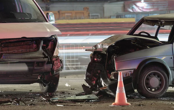 Dañado en vehículos de accidentes de coche pesados después de la colisión en el sitio de choque de la calle de la ciudad por la noche. Concepto de seguridad vial y seguros — Foto de Stock