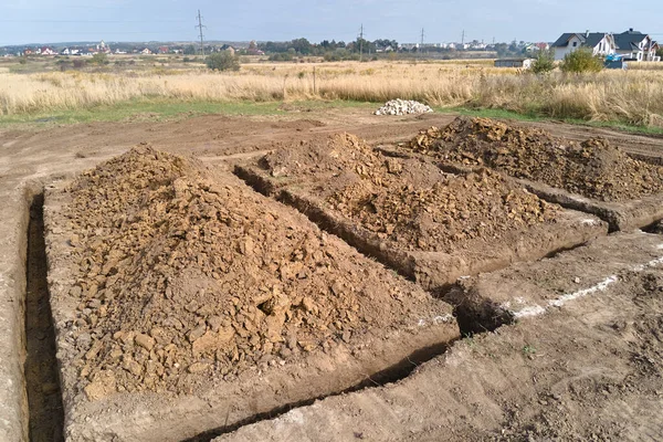 Escavado trincheira para a construção de obras de fundação de concreto nova casa no canteiro de obras — Fotografia de Stock