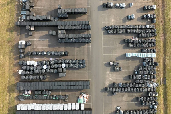 Az áruk raktározásának légi kilátása a raktártelepen és logisztikai központban az ipari övezetben felülről — Stock Fotó