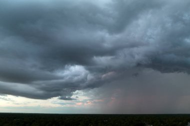 Kasvetli gökyüzünde kara fırtınalı bulutlar şekilleniyor. Şehir merkezine sağanak yağış gelmeden önce.