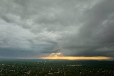 Kasvetli gökyüzünde kara fırtınalı bulutlar şekilleniyor. Şehir merkezine sağanak yağış gelmeden önce.