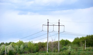 Elektrik hatları olan yüksek voltaj kulesi elektrik enerjisini kablolardan geçiriyor.