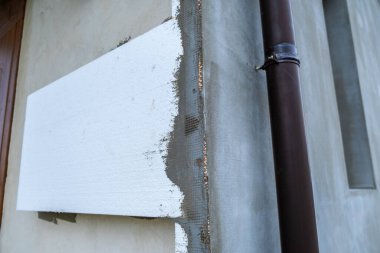 Termal koruma için ev cephesi duvarına köpük yalıtım çarşafları kurulumu