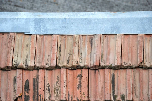 Eski yıpranmış seramik fayansların yakın yüzeyi binanın çatısını kaplıyor. — Stok fotoğraf