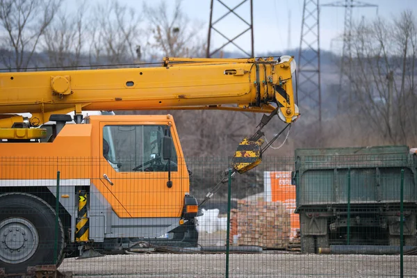 Nagy teherbírású mobil emelődaru az építkezésen — Stock Fotó