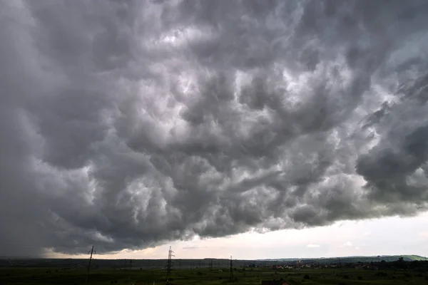 Paisaje de nubes oscuras y ominosas que se forman en el cielo tormentoso durante una fuerte tormenta — Foto de Stock