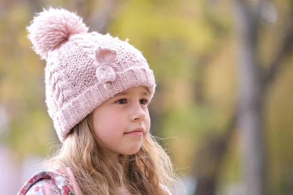 Portret van een schattig klein meisje met roze hoed — Stockfoto