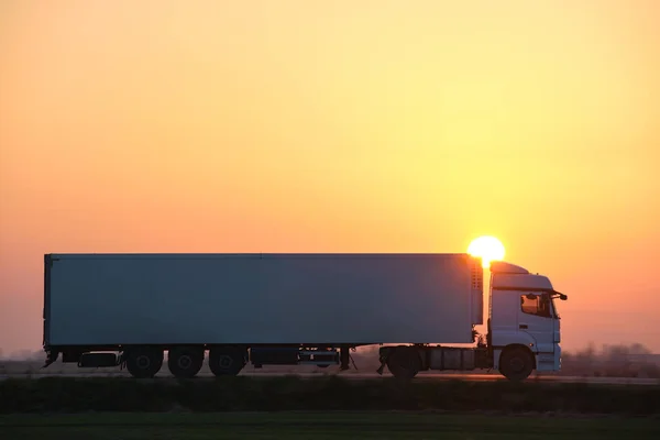 Semi-caminhão com reboque de carga dirigindo em mercadorias de transporte rodoviário à noite. Conceito de transporte e logística de entrega — Fotografia de Stock