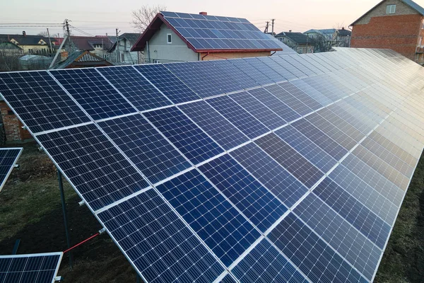 Paneles solares fotovoltaicos montados en bastidor independiente en el patio trasero para generar energía eléctrica ecológica limpia. Concepto de casa autónoma — Foto de Stock