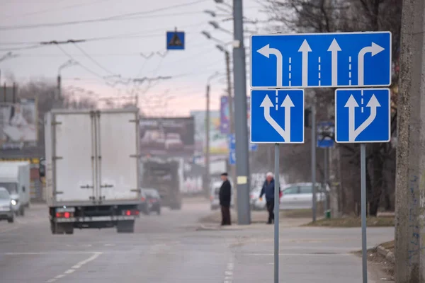 Señal de tráfico que señala múltiples carriles de dirección en la calle de la ciudad. Flechas indicadoras para la guía de seguridad del transporte urbano — Foto de Stock