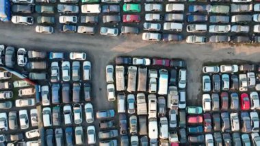 Hurdalığın hava manzaralı, hurda yığını bozuk arabaların olduğu bir yer. Eski araçların geri dönüşümü