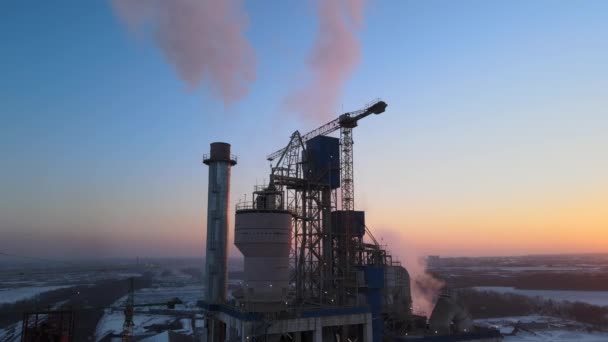 Widok z lotu ptaka na wieżę cementową o wysokiej konstrukcji betonowej na przemysłowym obszarze produkcyjnym o zachodzie słońca. Koncepcja przemysłu wytwórczego i globalnego — Wideo stockowe