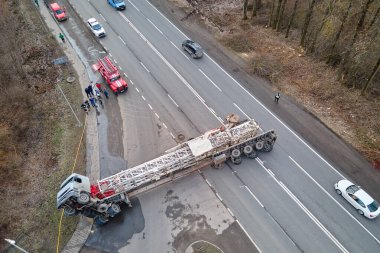 Trafik engellenmiş bir kamyon ile trafik kazası görüntüsü