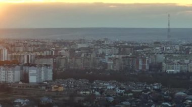 Yüksek binaların ve caddelerin şehrin yerleşim bölgesindeki trafiği gösteren hava manzarası.