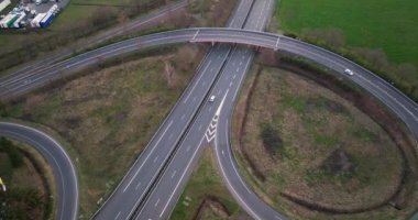 Anayol kavşağının hava görüntüsü ve yoğun trafik var. Birçok araba ve kamyonla şehirlerarası ulaşım