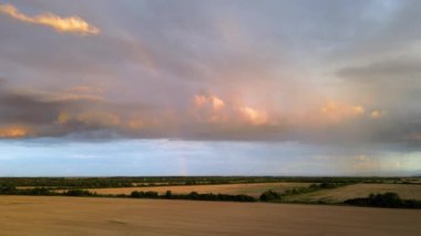 Fırtınalı bir fırtınada tarlalar üzerinde oluşan kara bulutların manzarası.