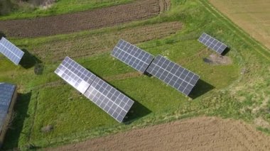 Güneş fotovoltaik panelleri temiz ekolojik elektrik enerjisi üretmek için arka bahçede tek başına duran çerçeveye monte edildi. Özerk ev kavramı