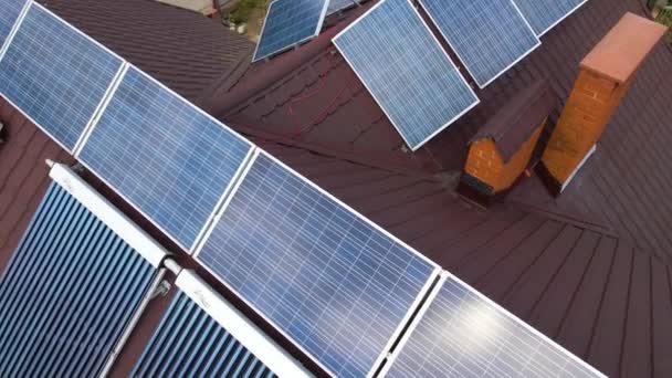 Paneles fotovoltaicos y colectores solares de aire al vacío para el calentamiento de agua y la producción de electricidad limpia montados en la azotea de la casa. Producción de energía eléctrica y térmica renovable con cero emisiones — Vídeo de stock