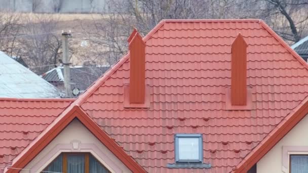 Case residenziali con tetti ricoperti di tegole metalliche e ceramiche in zona suburbana rurale — Video Stock